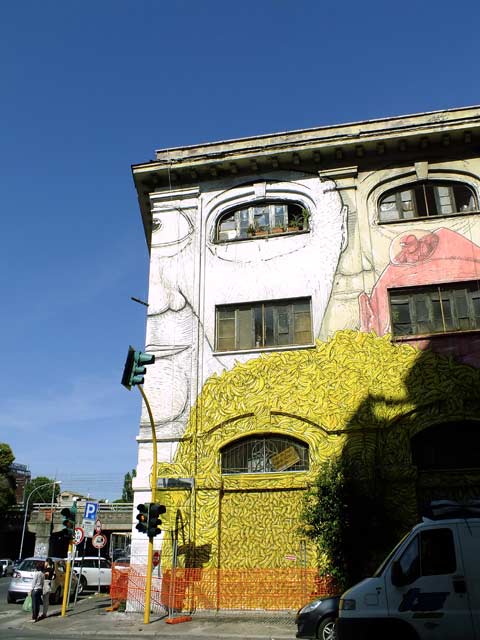 Graffiti  zona Ostiense: 2 - Blu (Italia)