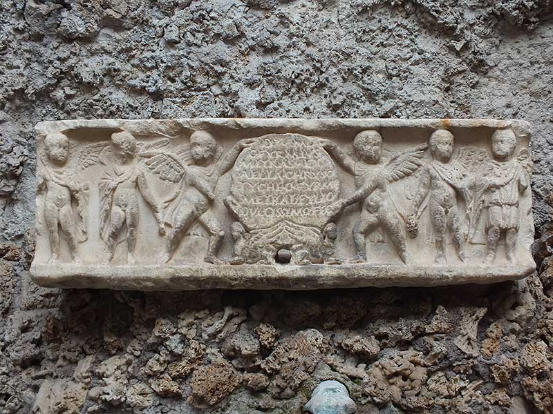 Palazzo Altemps: 4 - Sarcofago della fontana del cortile