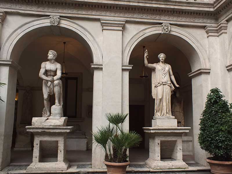 Palazzo Altemps: 5 - Statue del cortile