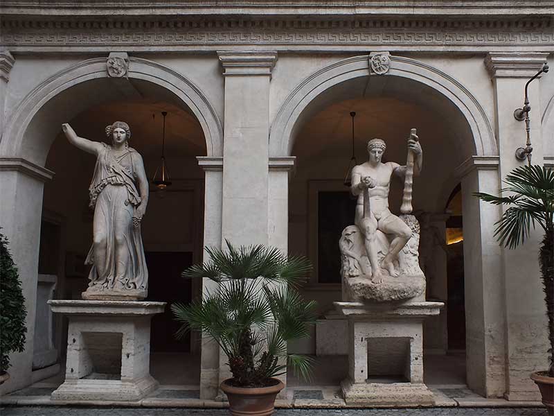 Palazzo Altemps: 6 - Statue del cortile