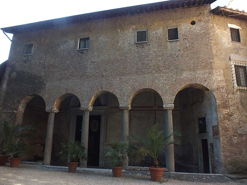 Chiesa di Santo Stefano Rotondo: 2 - Facciata