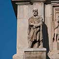 Arco di Costantino a Roma: Statue di prigionieri Daci dell'età di Traiano