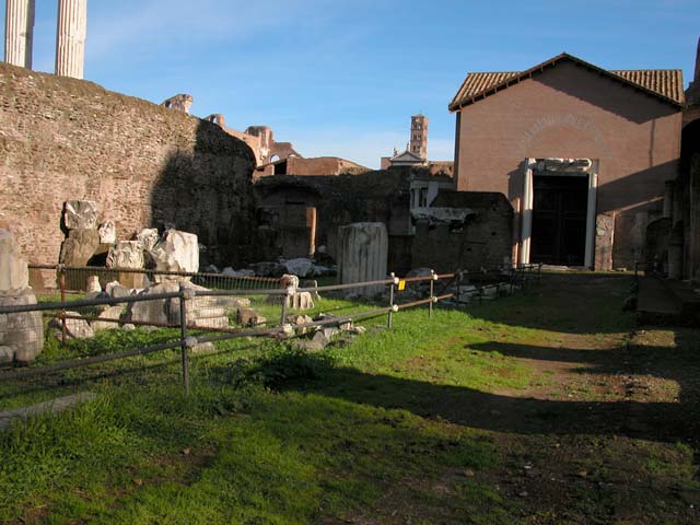 L'Oratorio dei Quaranta Martiri con a sinistra il Tempio dei Castori