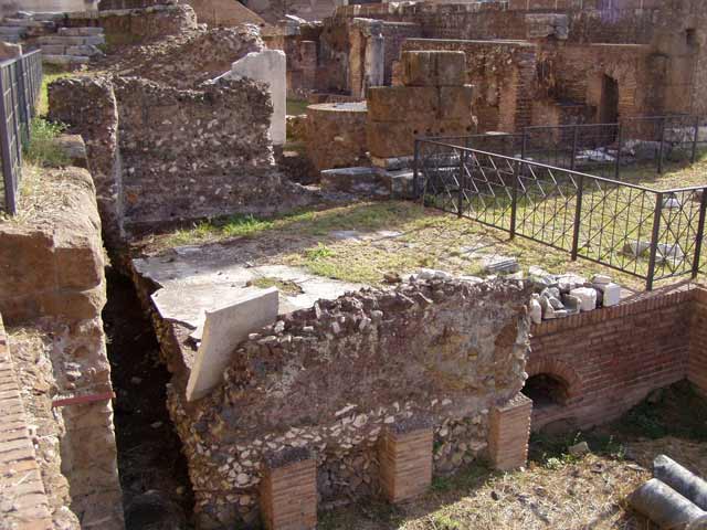 Il luogo dove sorgeva la Schola Xantha a lato dell'Arco di Tiberio