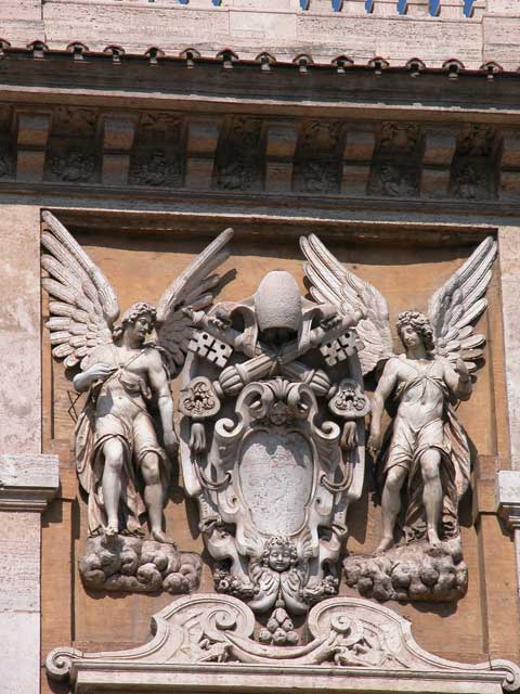 Basilica di Santa Maria Maggiore: 9 - Particolare della facciata su Piazza Santa Maria Maggiore