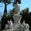Statua a Goethe