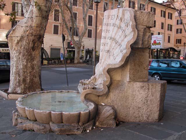 Passeggiate Romane - da Piazza Barberini al Colosseo: 15 - Fontana delle Api