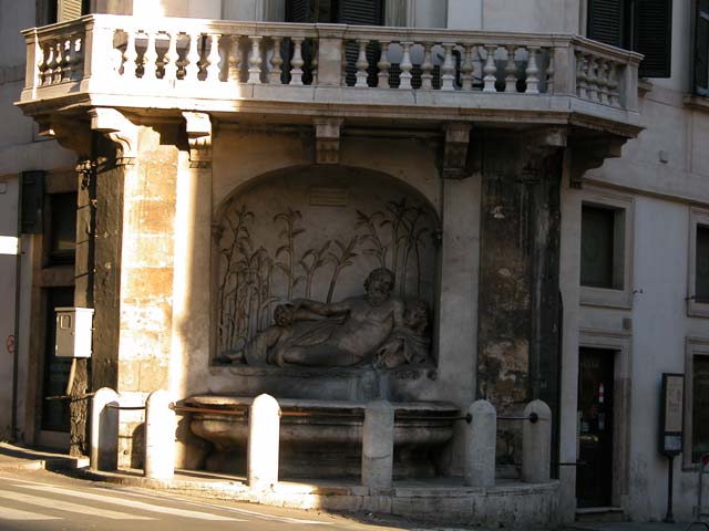 Passeggiate Romane - da Piazza Barberini al Colosseo: 32 - Fontana dell'Arno