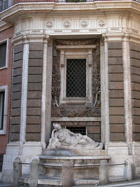 Passeggiate Romane - da Piazza Barberini al Colosseo: 33 - Fontana di Diana