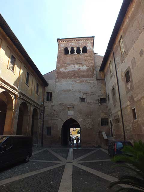 Passeggiate Romane: Colosseo - San Giovanni - Colosseo: 51 - Chiesa dei Santi Quattro Coronati