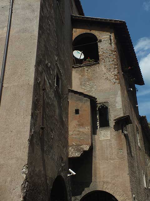 Passeggiate Romane - da Porta Portese a Porta San Paolo: 14 - Case Mattei