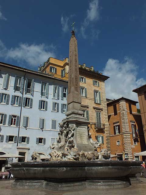 Passeggiate Romane - da Trastevere al Colosseo: 20 - Fontana di Piazza della Rotonda